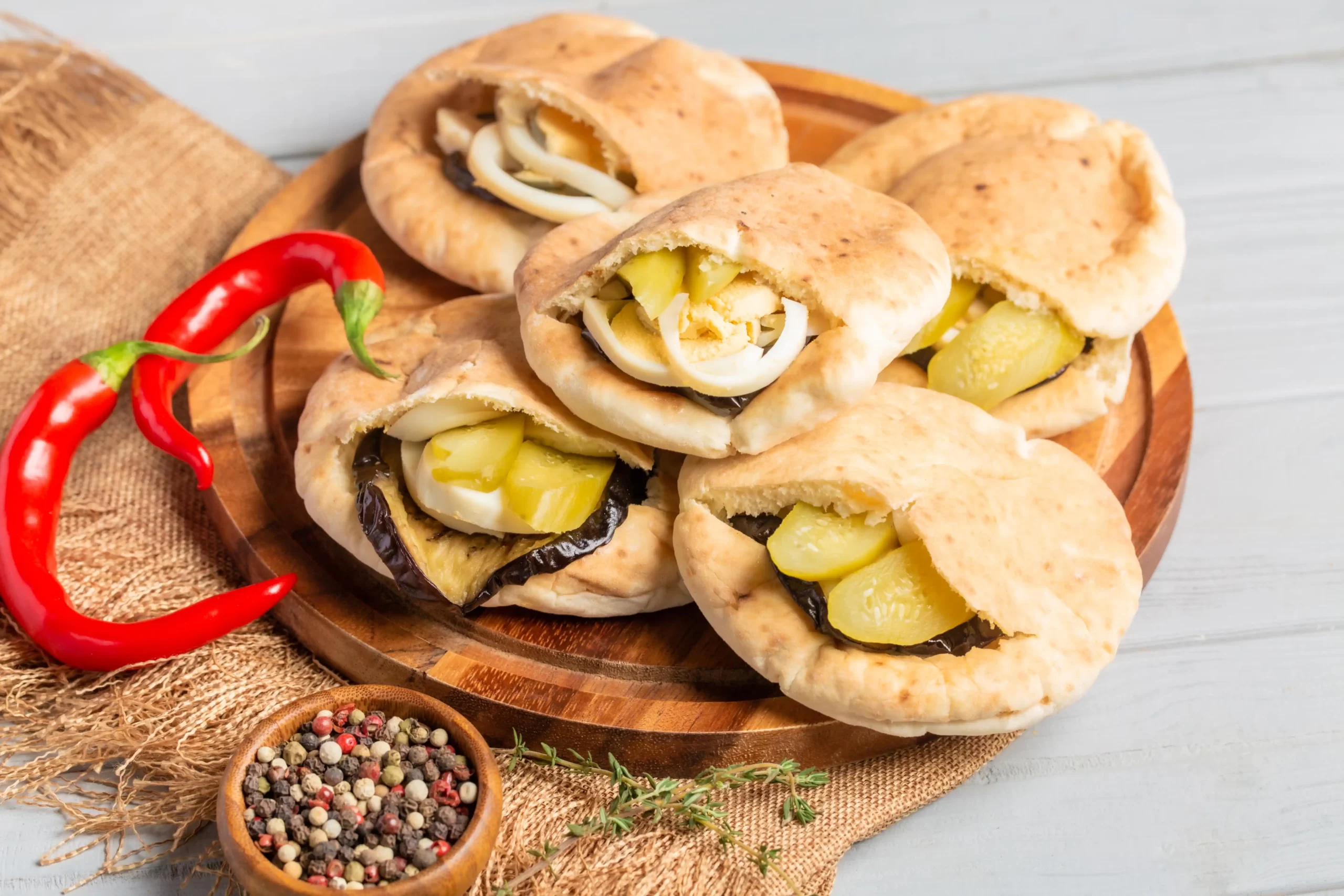 מגש מיני פיתה סביח | Barattoli קייטרינג בוטיק חלבי